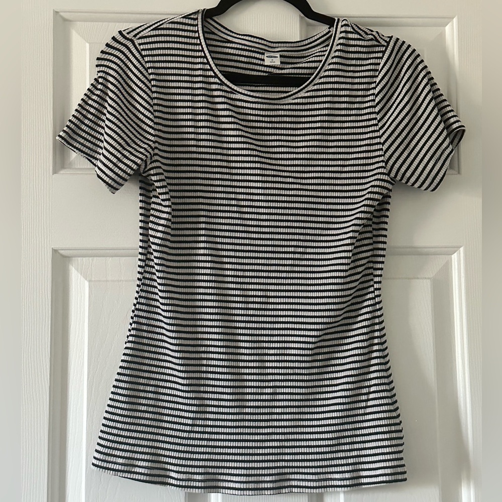 Old Navy black and white striped t-shirt - size medium